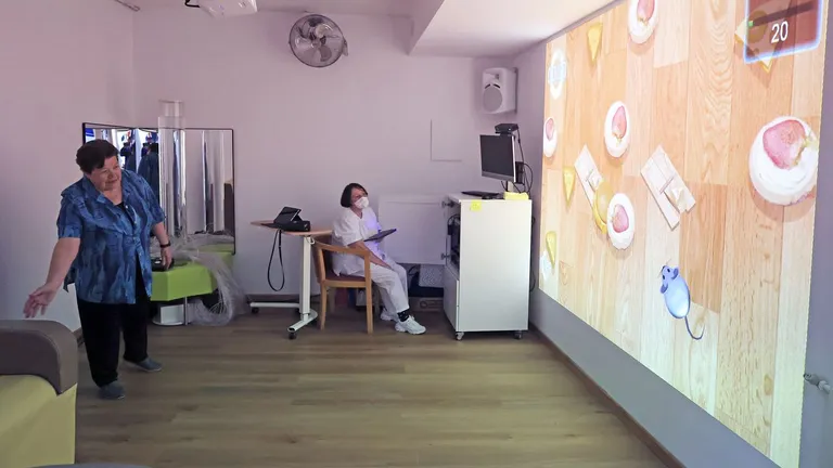 Usuaria de una residencia geriátrica realizando un ejercicio de rango articular de hombro con Rehametrics