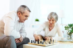 envejecimiento activo- personas mayores jugando al ajedrez