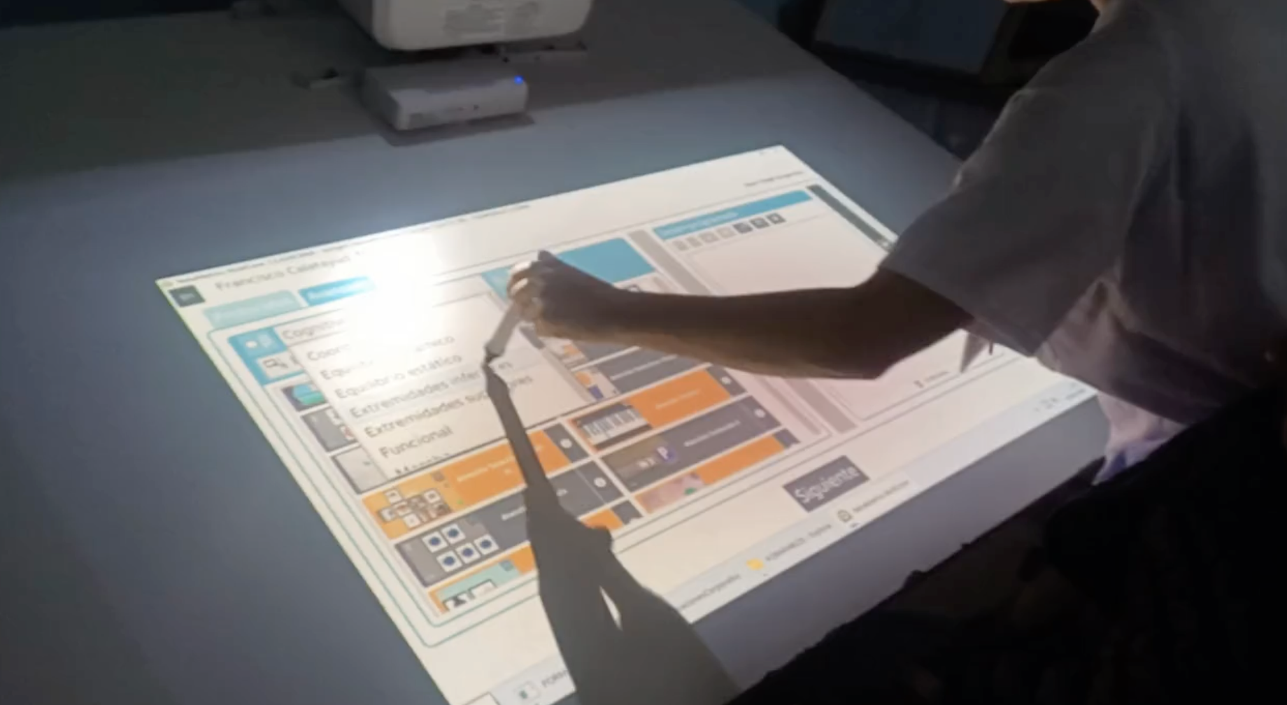 Pizarra digital con la interfaz de Rehametrics sobre una mesa en el caso de uso de La Pedrera