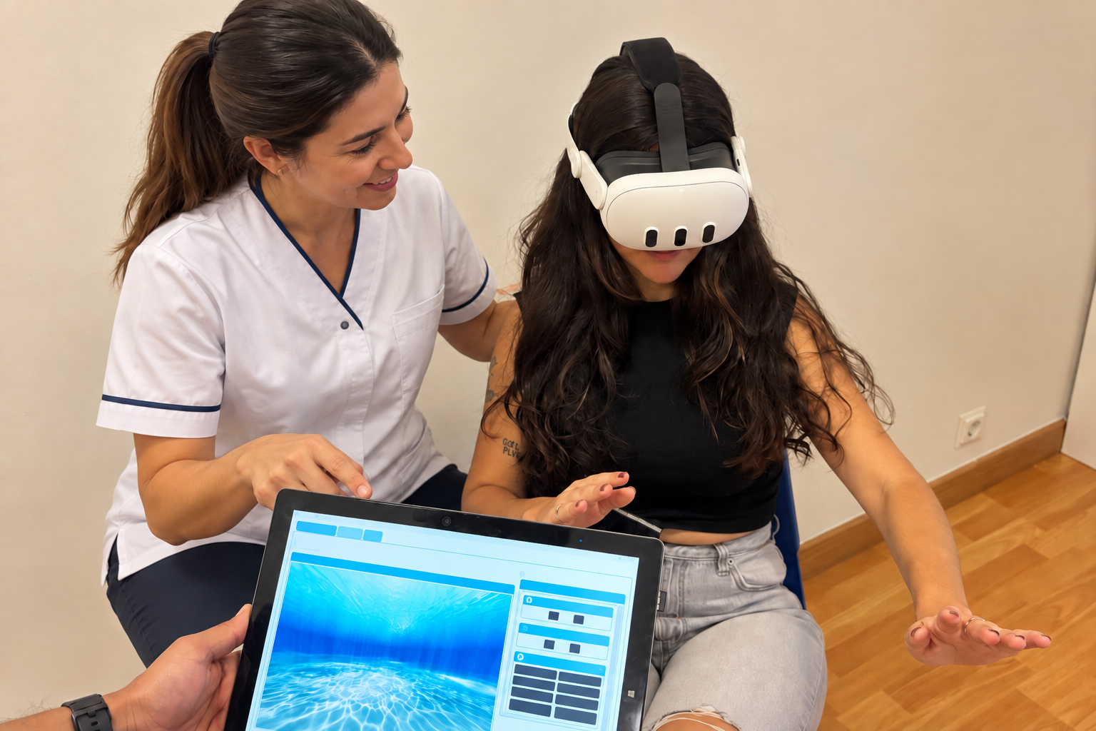Paciente realizando rehabilitación con realidad virtual acompañado por un profesional sanitario
